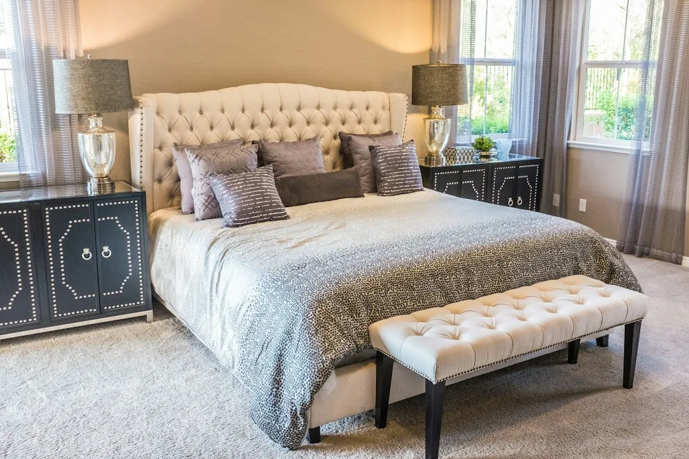 Chambre lumineuse avec literie et assises textiles