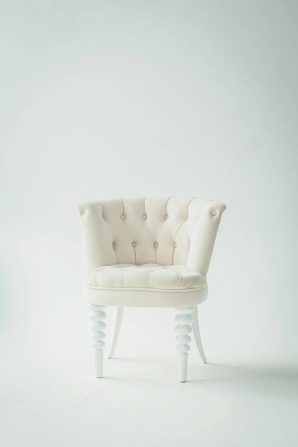 Fauteuil capitonné en tissu clair