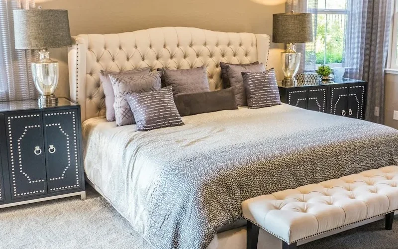 Bettwäsche und Platz rund um das Bett in einem hellen Schlafzimmer