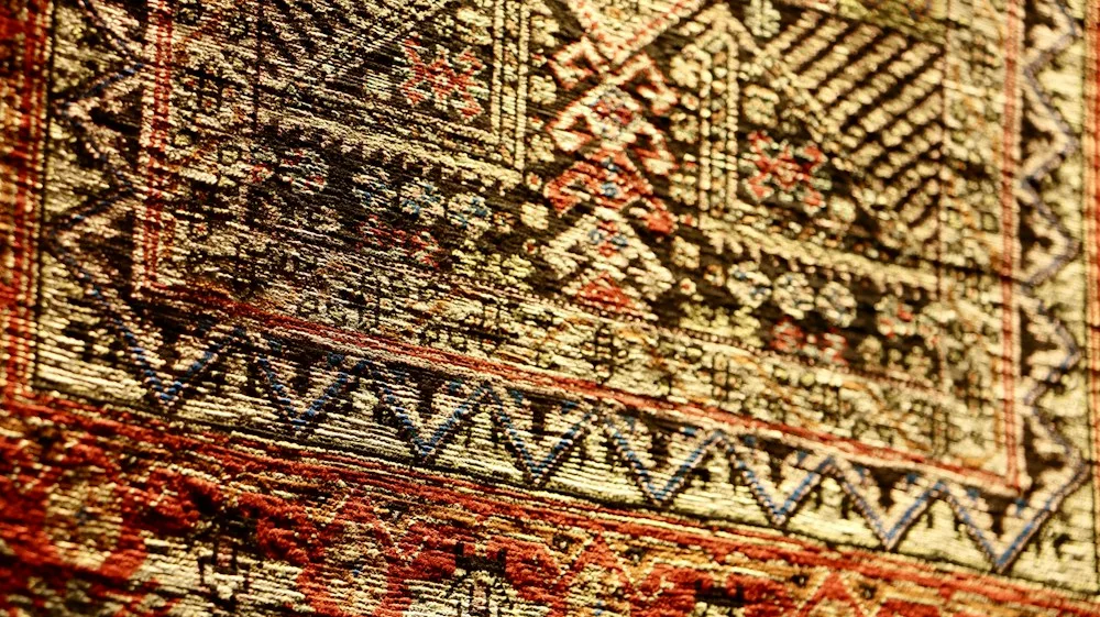 Détail des fibres d'un tapis à motifs